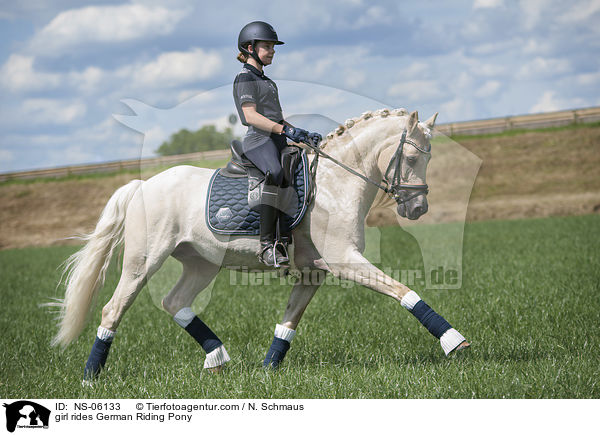 Mdchen reitet Deutsches Reitpony / girl rides German Riding Pony / NS-06133