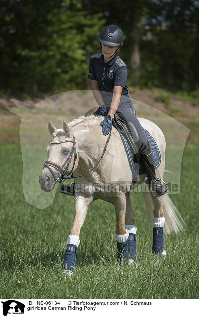 Mdchen reitet Deutsches Reitpony / girl rides German Riding Pony / NS-06134