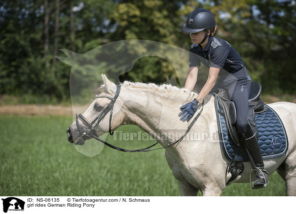 Mdchen reitet Deutsches Reitpony / girl rides German Riding Pony / NS-06135