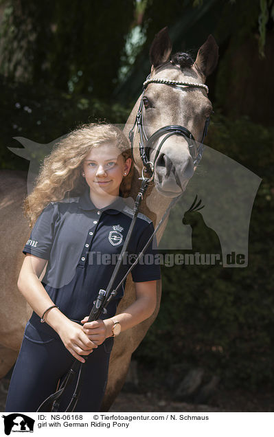 Mdchen mit Deutschem Reitpony / girl with German Riding Pony / NS-06168