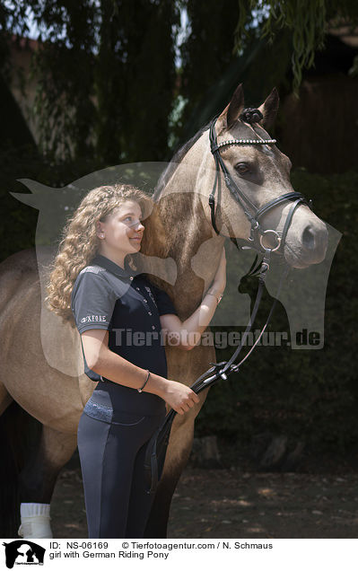 Mdchen mit Deutschem Reitpony / girl with German Riding Pony / NS-06169