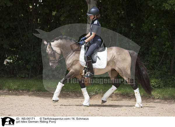 Mdchen reitet Deutsches Reitpony / girl rides German Riding Pony / NS-06171