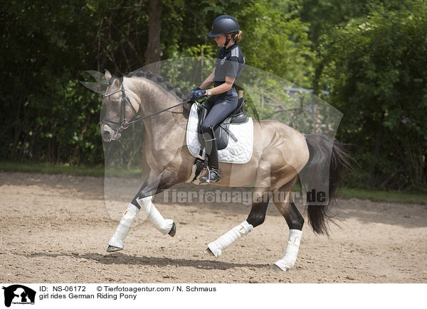 Mdchen reitet Deutsches Reitpony / girl rides German Riding Pony / NS-06172