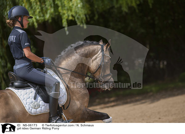Mdchen reitet Deutsches Reitpony / girl rides German Riding Pony / NS-06173