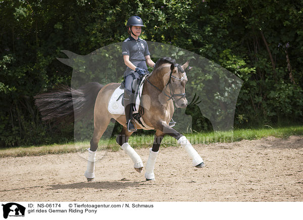Mdchen reitet Deutsches Reitpony / girl rides German Riding Pony / NS-06174