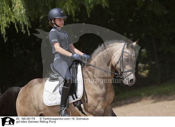 Mdchen reitet Deutsches Reitpony / girl rides German Riding Pony / NS-06176