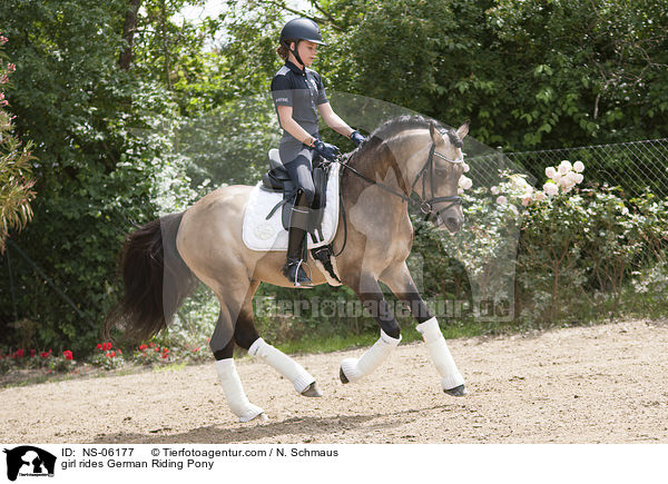 Mdchen reitet Deutsches Reitpony / girl rides German Riding Pony / NS-06177