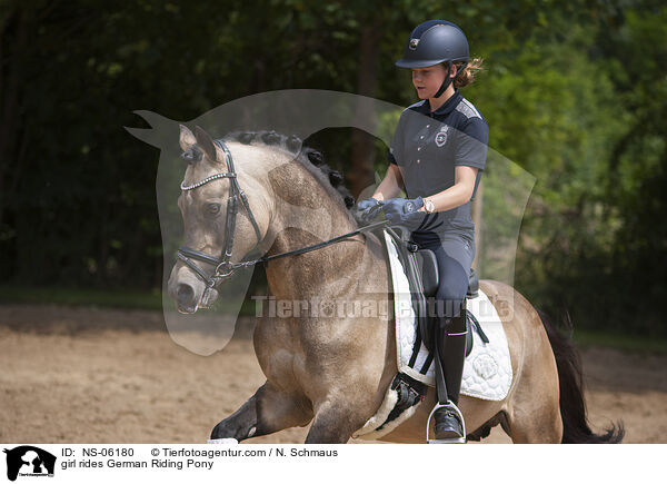 Mdchen reitet Deutsches Reitpony / girl rides German Riding Pony / NS-06180
