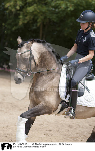 Mdchen reitet Deutsches Reitpony / girl rides German Riding Pony / NS-06181