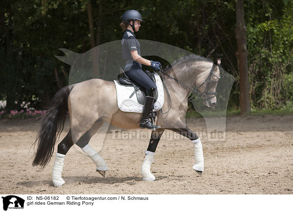 Mdchen reitet Deutsches Reitpony / girl rides German Riding Pony / NS-06182