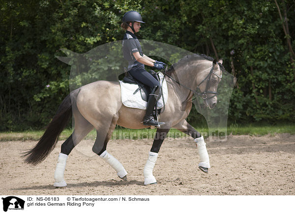 Mdchen reitet Deutsches Reitpony / girl rides German Riding Pony / NS-06183