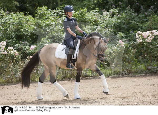 Mdchen reitet Deutsches Reitpony / girl rides German Riding Pony / NS-06184