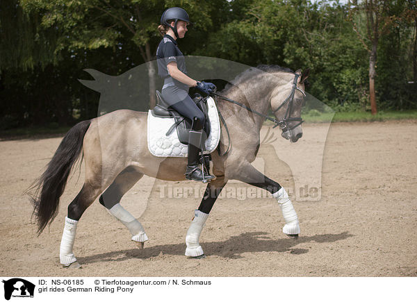 Mdchen reitet Deutsches Reitpony / girl rides German Riding Pony / NS-06185