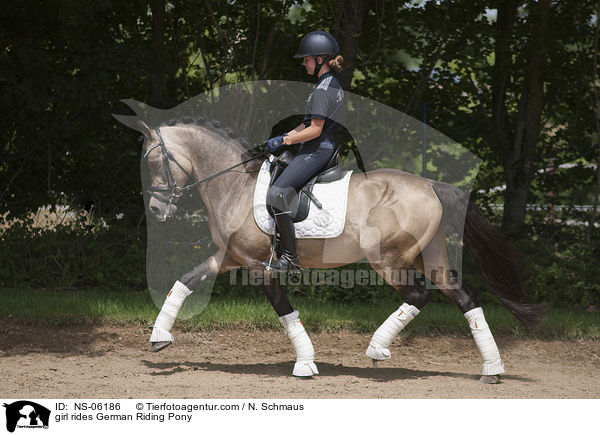 Mdchen reitet Deutsches Reitpony / girl rides German Riding Pony / NS-06186