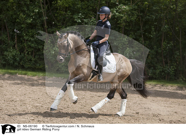Mdchen reitet Deutsches Reitpony / girl rides German Riding Pony / NS-06190