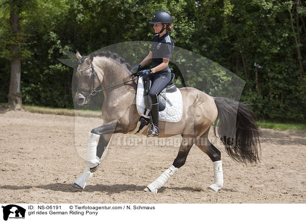 Mdchen reitet Deutsches Reitpony / girl rides German Riding Pony / NS-06191