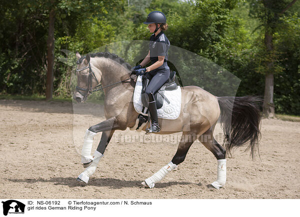 Mdchen reitet Deutsches Reitpony / girl rides German Riding Pony / NS-06192
