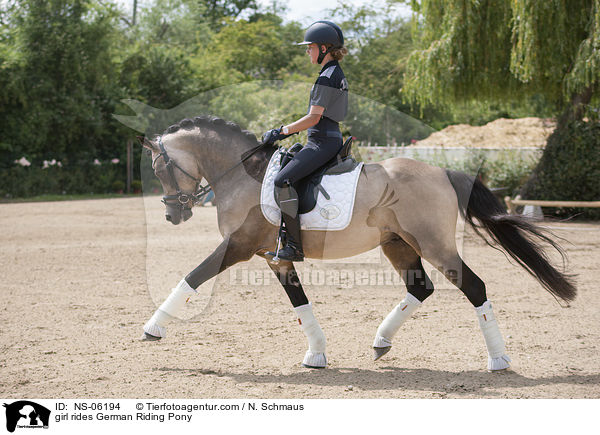 Mdchen reitet Deutsches Reitpony / girl rides German Riding Pony / NS-06194