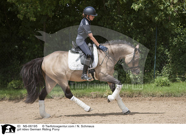 Mdchen reitet Deutsches Reitpony / girl rides German Riding Pony / NS-06195