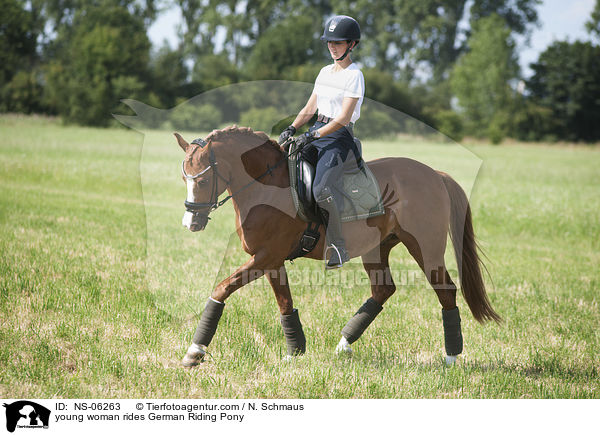 junge Frau reitet Deutsches Reitpony / young woman rides German Riding Pony / NS-06263