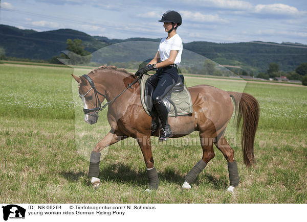 junge Frau reitet Deutsches Reitpony / young woman rides German Riding Pony / NS-06264