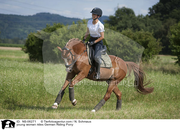 junge Frau reitet Deutsches Reitpony / young woman rides German Riding Pony / NS-06271