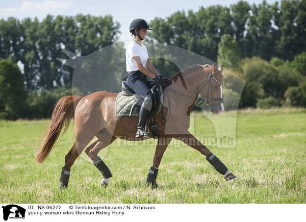 junge Frau reitet Deutsches Reitpony / young woman rides German Riding Pony / NS-06272