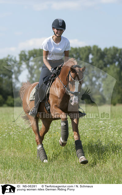junge Frau reitet Deutsches Reitpony / young woman rides German Riding Pony / NS-06281