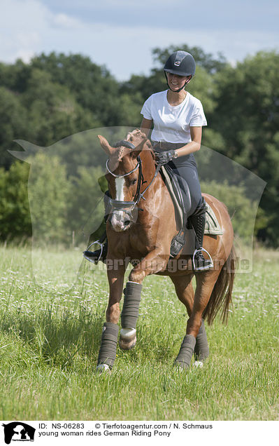 junge Frau reitet Deutsches Reitpony / young woman rides German Riding Pony / NS-06283
