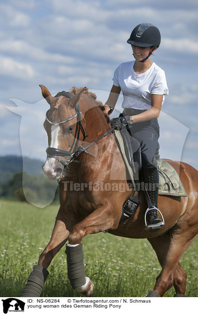 junge Frau reitet Deutsches Reitpony / young woman rides German Riding Pony / NS-06284