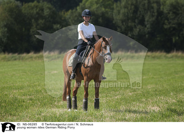 junge Frau reitet Deutsches Reitpony / young woman rides German Riding Pony / NS-06285