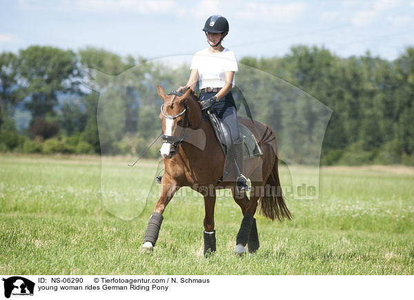 junge Frau reitet Deutsches Reitpony / young woman rides German Riding Pony / NS-06290