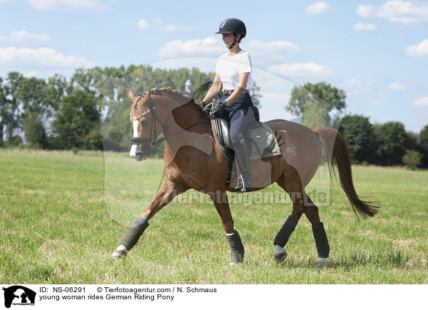 junge Frau reitet Deutsches Reitpony / young woman rides German Riding Pony / NS-06291