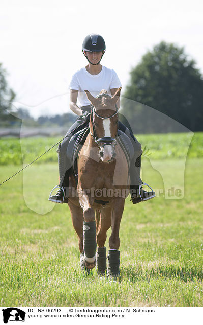 junge Frau reitet Deutsches Reitpony / young woman rides German Riding Pony / NS-06293