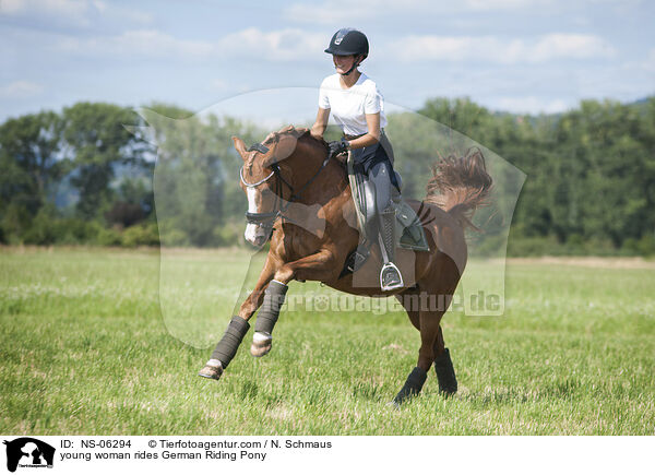 junge Frau reitet Deutsches Reitpony / young woman rides German Riding Pony / NS-06294
