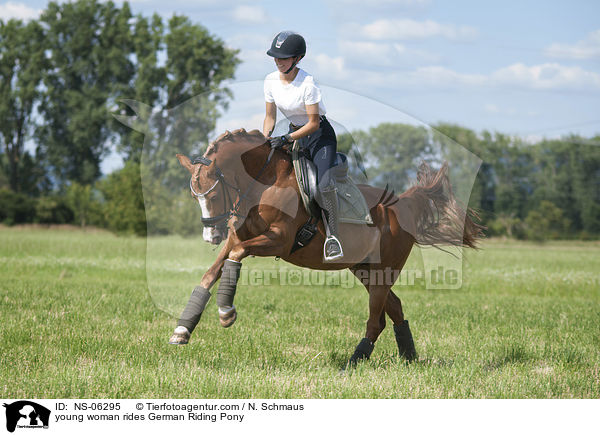 junge Frau reitet Deutsches Reitpony / young woman rides German Riding Pony / NS-06295