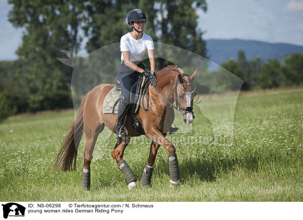 junge Frau reitet Deutsches Reitpony / young woman rides German Riding Pony / NS-06298