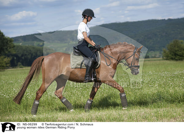 junge Frau reitet Deutsches Reitpony / young woman rides German Riding Pony / NS-06299