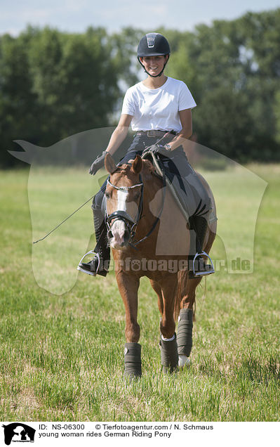 junge Frau reitet Deutsches Reitpony / young woman rides German Riding Pony / NS-06300