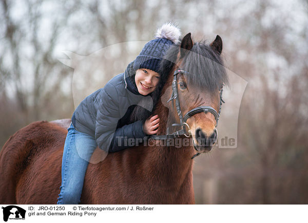 Mdchen und Deutsches Reitpony / girl and German Riding Pony / JRO-01250