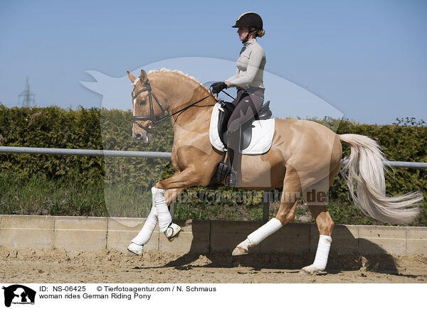 Frau reitet Deutsches Reitpony / woman rides German Riding Pony / NS-06425