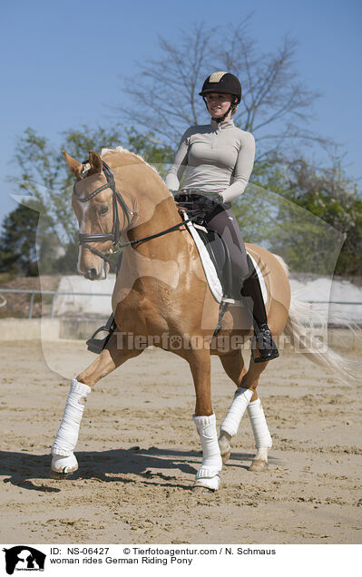 Frau reitet Deutsches Reitpony / woman rides German Riding Pony / NS-06427