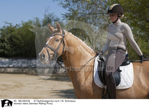 Frau reitet Deutsches Reitpony / woman rides German Riding Pony / NS-06439