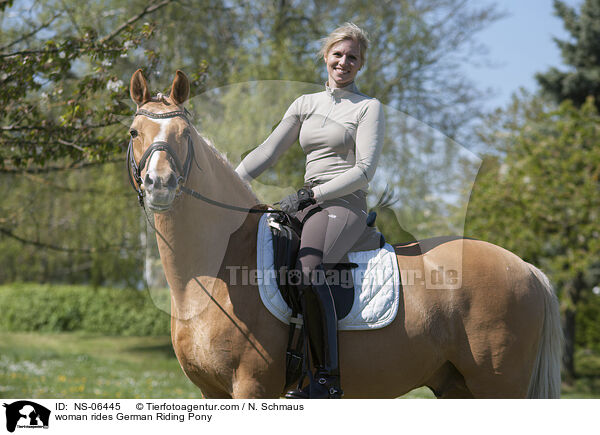 Frau reitet Deutsches Reitpony / woman rides German Riding Pony / NS-06445