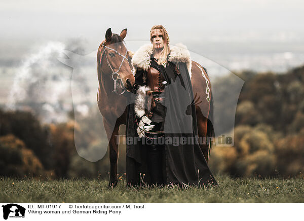 Wikingerin und Deutsches Reitpony / Viking woman and German Riding Pony / MT-01917