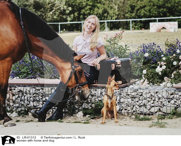 woman with horse and dog / LR-01312