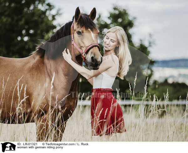 Frau mit Deutschem Reitpony / woman with german riding pony / LR-01321