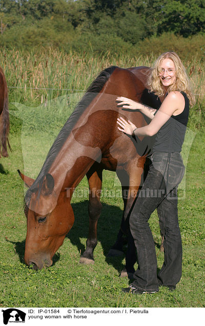 Junge Frau mit Pferd / young woman with horse / IP-01584