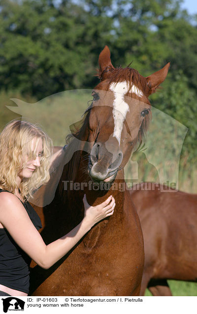 Junge Frau mit Pferd / young woman with horse / IP-01603