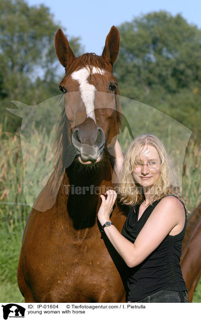 Junge Frau mit Pferd / young woman with horse / IP-01604